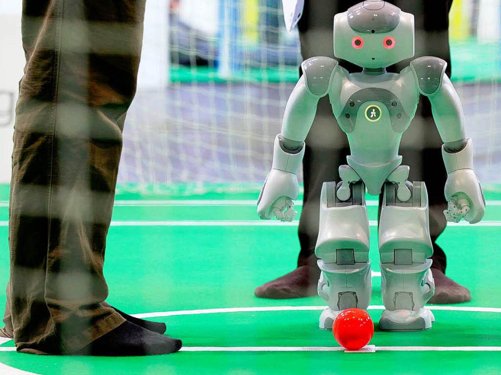 Ganz ohne Hilfe geht es nicht: Die Betreuer bleiben stndig in der Nhe ihrer Roboter.