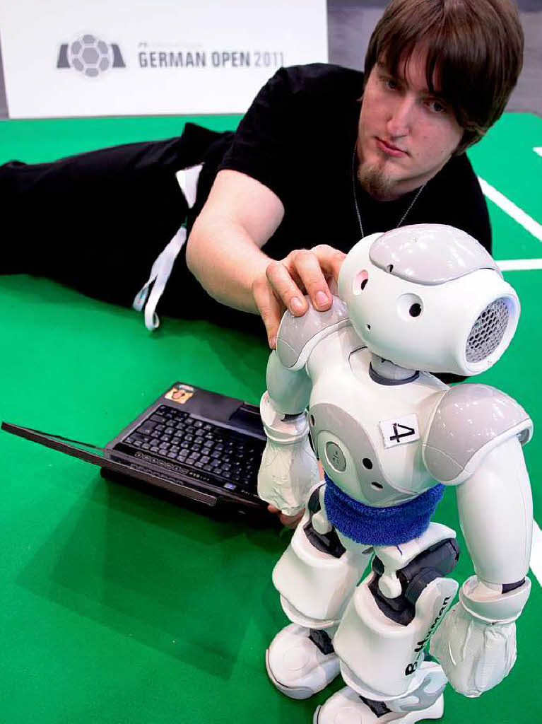 Tobias Kastner  mit einem Roboter vom  Bremer Team.