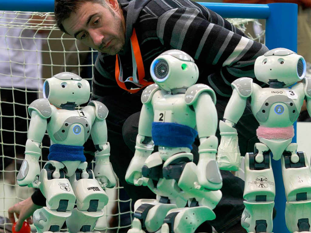 Roboter vom Bonner Team "Nimbro" spielen gegen das Dortmunder Team  "Nao Devols".