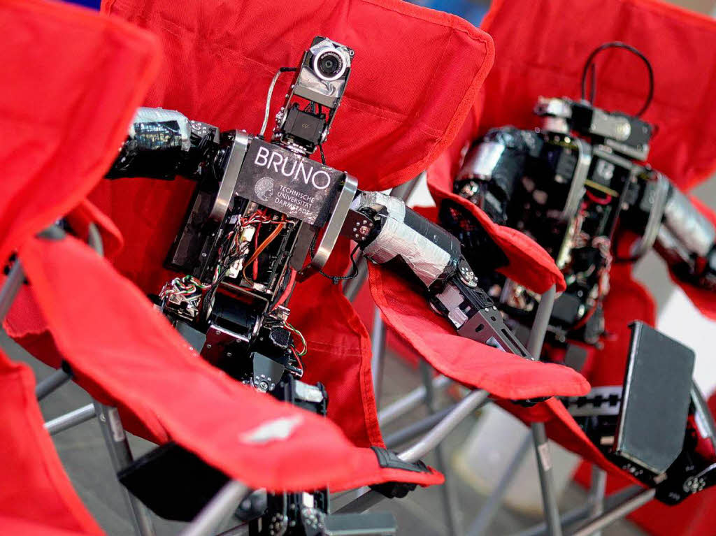 Pause: Die Roboter ruhen sich in Liegesthlen aus.