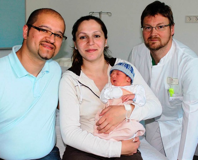 Das erste Baby im neuen Kreisaal: Der...nen Eltern und Oberarzt Dr. Jrg Bong.  | Foto: Landratsamt Emmendingen - Ulrich Spitzmller