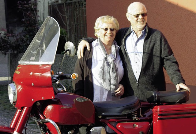 Das motorradbegeisterte Ehepaar Liane ... mit ihrer  1976er Moto-Guzzi falcone.  | Foto: Jens Meier