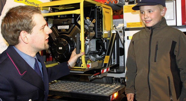 Auch der Nachwuchs ist begeistert: Abt...rigen Tom das neue Feuerwehrfahrzeug.   | Foto: Silvia Faller