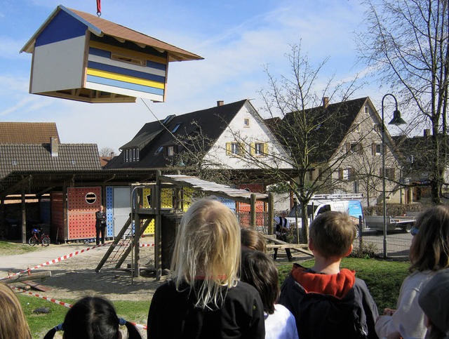 Da schwebt es ein, das neue Spielhaus,...unsler Kindergartens geschaffen wurde.  | Foto: Anne Freyer