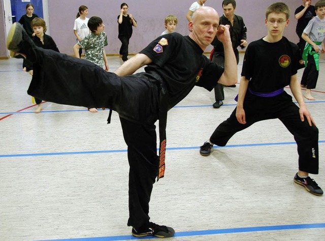 Charakterbildung und gesellschaftliche...tner als Leiter einer Kung-Fu-Gruppe.   | Foto: Jan Wittenbrink