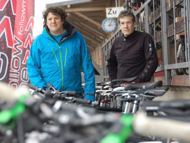 Andy Wochner (links) und Axel Winterha...t ersten Fahrradstation mit IBA-Label.  | Foto: Willi Adam