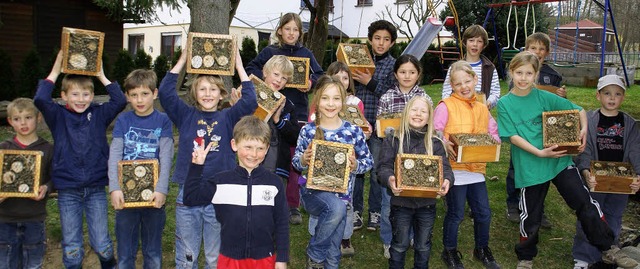 Stolz zeigen die kleinen Naturungeheue...dbienen wieder neue Wohnmglichkeiten.  | Foto: BZ