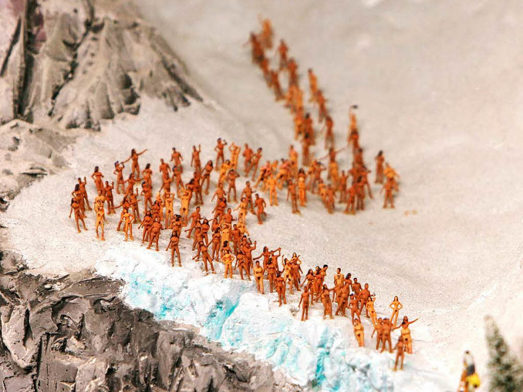 Hier wird die Gletscher-Aktion des Starfotografen Spencer Tunick nachgestellt: 103 nackte Figrchen im Schnee.