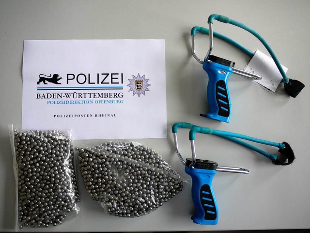 Mit diesen Stahlkugelschleudern wurden...re Glasscheiben in Freistett zerstrt.  | Foto: Polizei