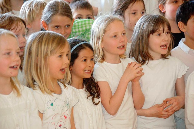 Der Schulchor besang ein &#8222;Fest der Freunde.&#8220;  | Foto: Andrea Gallien