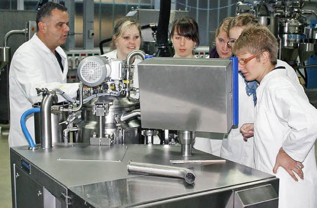 Hochschulstudentinnen lernen in Neuenb...ng mit Maschinen - und Lebensmitteln.   | Foto: privat