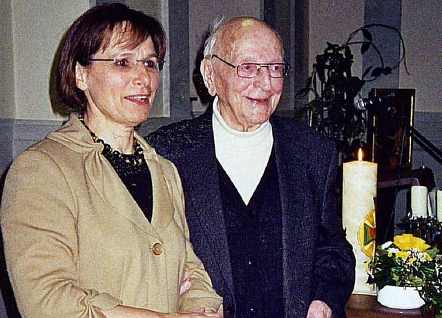 OB Edith Schreiner gratulierte Pfarrer Kurt Erhart.  | Foto: wittmann