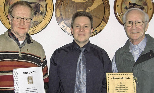 Goldene Jubilen beim SSV Ringsheim: S...tzenmeister Bernd Maier  gratulierte.   | Foto: Verein