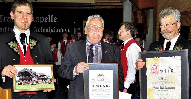 Adolf Baumgartner  (rechts) erhielt vo...Patrick Schachner gratulierte (links)   | Foto: Stefan Pichler