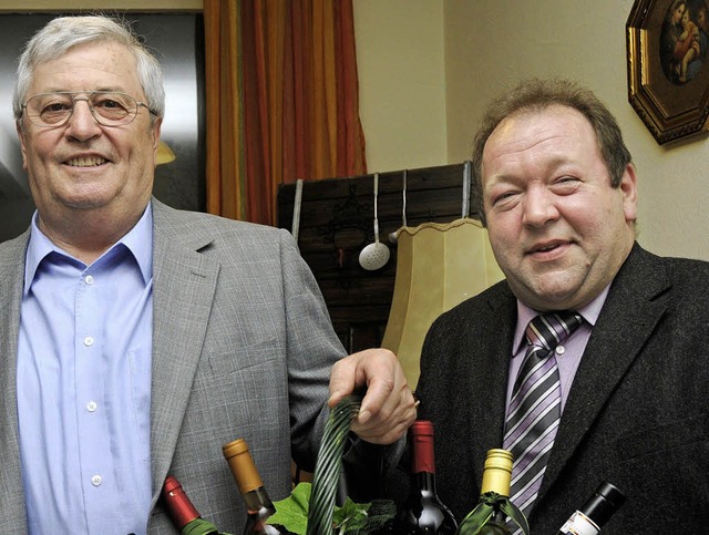 Oberschopfheimer Wein zum Abschied: De...n Kohler einen Geschenkkorb entgegen.   | Foto: Bettina Schaller