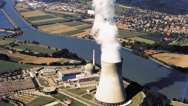 Die Dampffahne des Kernkraftwerks war ...bruck (links) auf. Luftbild: SK-Archiv  | Foto: archiv