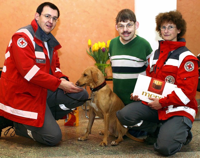 Dankeschn  an DRK-Helfer: Rettungshun...a Schulemann bei der Geschenkbergabe.  | Foto: Privat