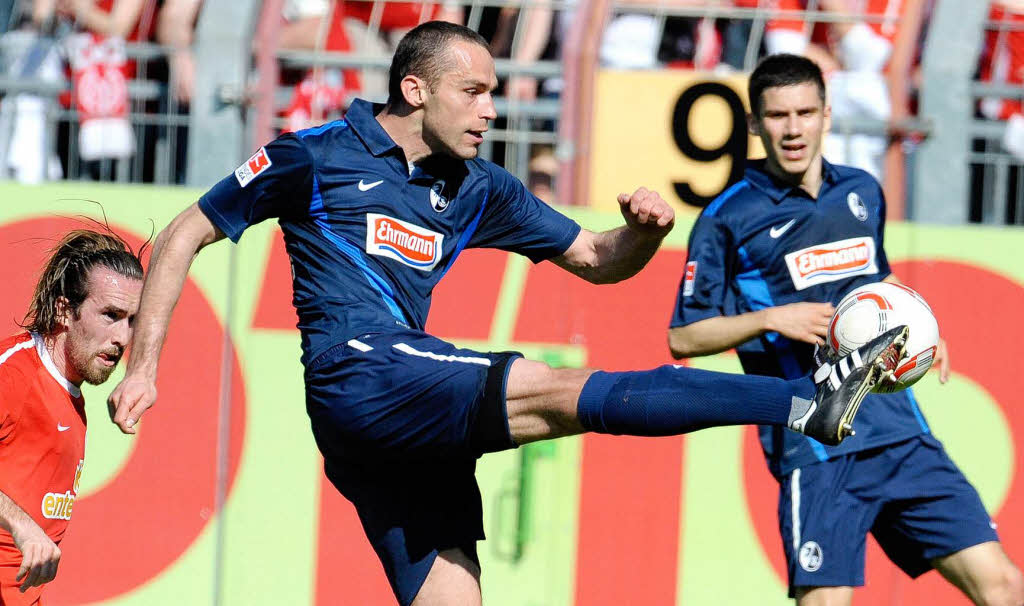 Fuchs (l.) und Mensur Mujdza (r.) in der Zuschauerrolle. Pavel Krmas, erstmals seit langer Zeit wieder in der SC-Formation, klärt. Fuchs (l.) und Mensur Mujdza (r.) in der Zuschauerrolle. Pavel Krmas, erstmals seit langer Zeit wieder in der SC-Formation, klärt.