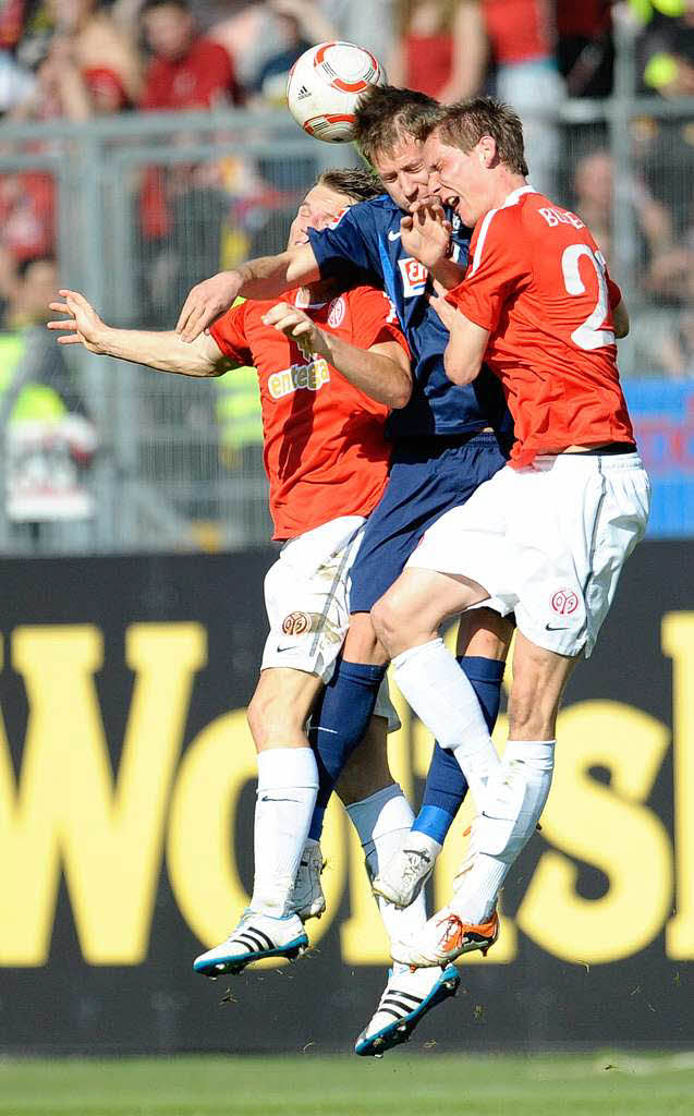 Wenn zwei sich streiten, freut sich Anton Putsila. Freiburgs Weißrusse setzt sich im Kopfballduell gegen die Mainzer Holtby (.) und Niko Bungert (r.) durch. Wenn zwei sich streiten, freut sich Anton Putsila. Freiburgs Weißrusse setzt sich im Kopfballduell gegen die Mainzer Holtby (.) und Niko Bungert (r.) durch.