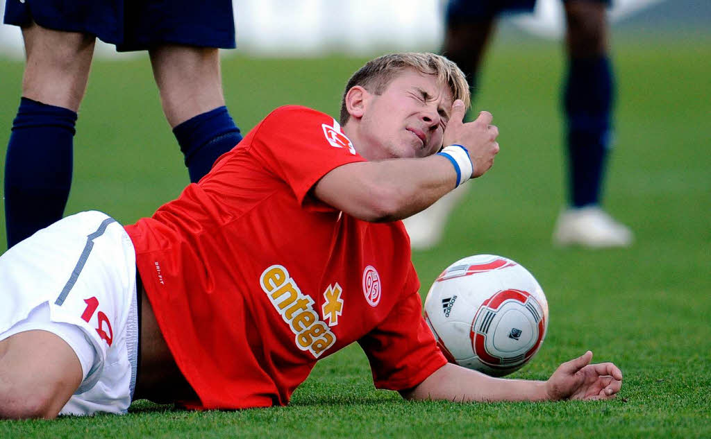 Schmerz lass nach: Lewis Holtby bekam die Zweikampfhärte der Breisgauer zu spüren. Schmerz lass nach: Lewis Holtby bekam die Zweikampfhärte der Breisgauer zu spüren.