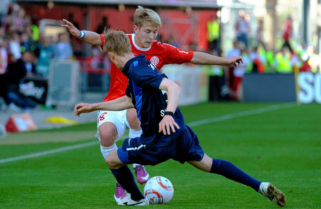 Holtby versucht sich gegen Freiburgs Jan Rosenthal. Holtby versucht sich gegen Freiburgs Jan Rosenthal.