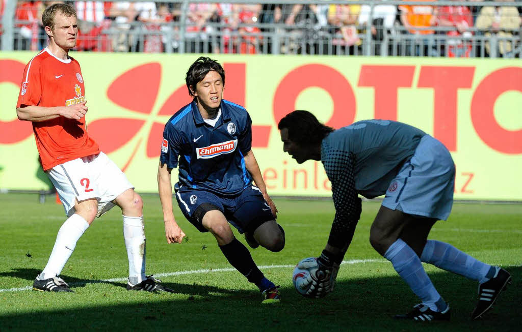 Kisho Yano kommt einen Schritt zu spät. Wetklo war schneller und hat den Ball. Kisho Yano kommt einen Schritt zu spät. Wetklo war schneller und hat den Ball.