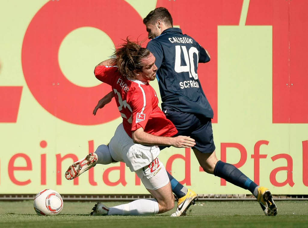Daniel Caligiuri setzt sich gegen Fuchs durch. Daniel Caligiuri setzt sich gegen Fuchs durch.