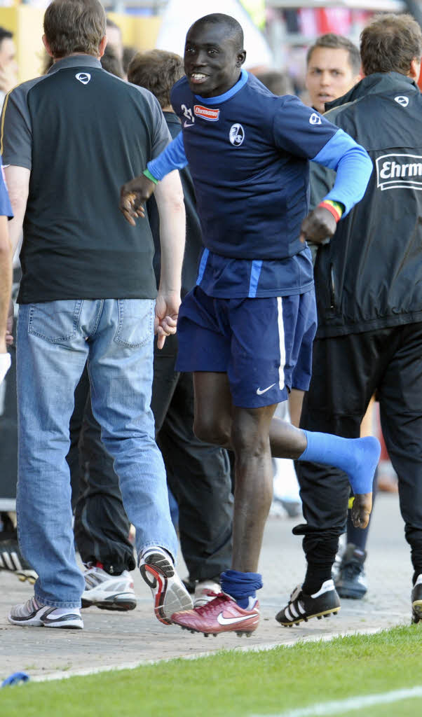 Freiburgs Torjäger Cissé musste verletzt ausgewechselt werden. Freiburgs Torjäger Cissé musste verletzt ausgewechselt werden.