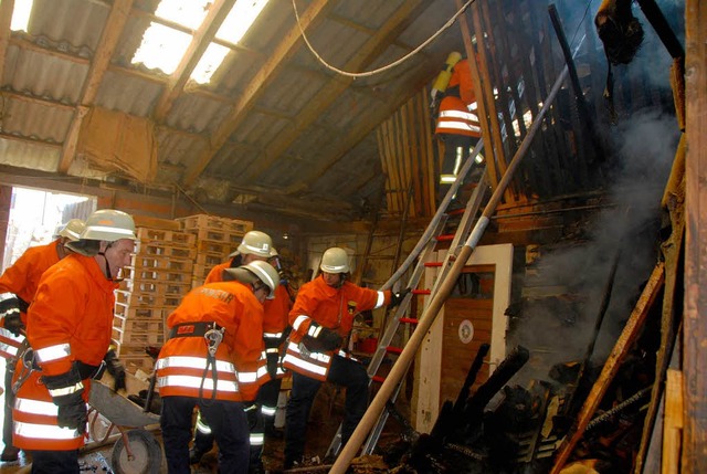 Die Sasbacher Wehr im Einsatz.  | Foto: Roland Vitt