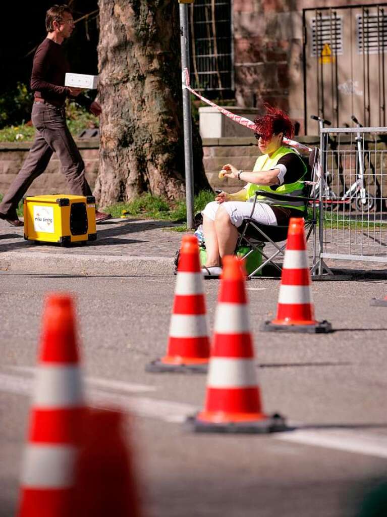 Freiburg Marathon 2011: Party, Anfeuerung und Verpflegung am Rand der Rennstrecke.