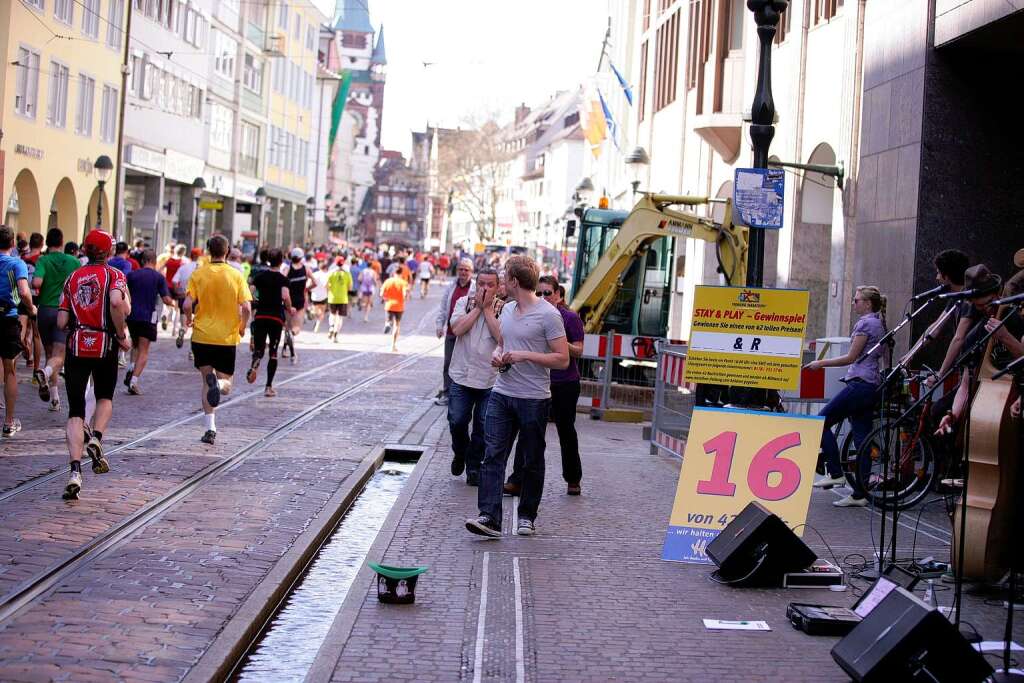 Freiburg Marathon 2011: Party, Anfeuerung und Verpflegung am Rand der Rennstrecke.