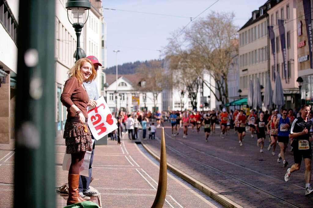 Freiburg Marathon 2011: Party, Anfeuerung und Verpflegung am Rand der Rennstrecke.