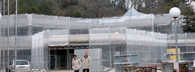 Das verhllte Kurhaus Badenweiler ist ... whrend der Zeit der Betonsanierung.   | Foto: Umiger