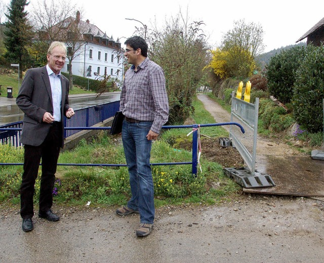 Mit den Arbeiten an der Brcke zum Anw...urbro Wei bei einem Vor-Ort-Termin.   | Foto: Tanja Bury