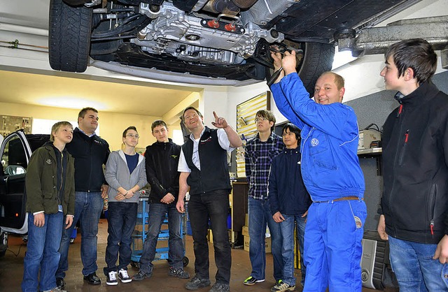 Da schau her! Aufmerksam verfolgen die... der Autowerksttte Schubnell.          | Foto: Paul Berger