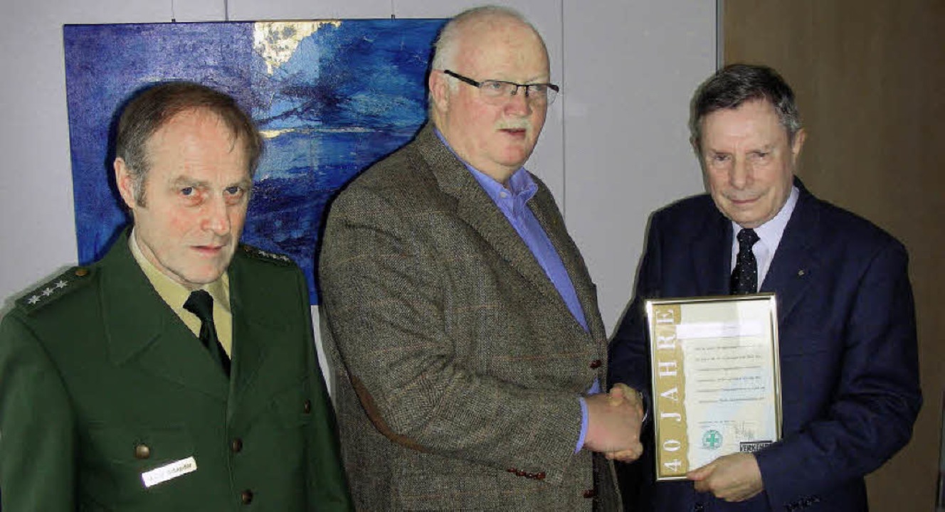 Eine Ehrung fr 40 Jahre Mitgliedschaf...Freiburg, Walter Schneider, entgegen.   | Foto: mario schneberg