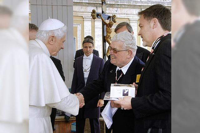 Pfarrer Frey spricht mit dem Papst