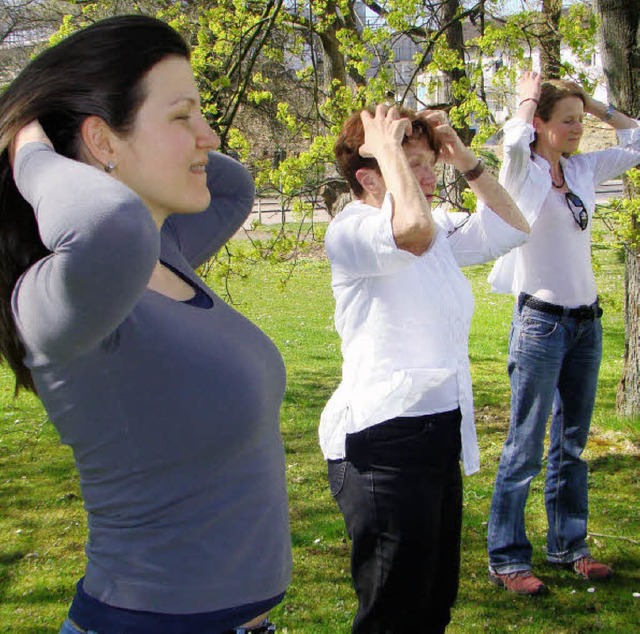 Qi Walking beginnt mit  wohltuender Selbstmassage.   | Foto: Ingrid Arndt