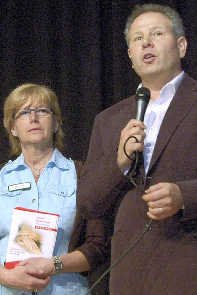 Freude bei der Caritas: Geschftsfhrer Rolf Steinegger und Inge Thoma.   | Foto: Ingrid Bhm-Jacob