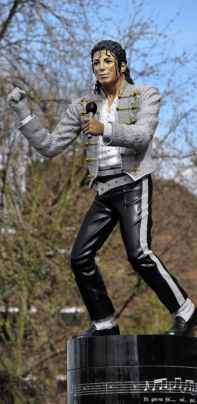 Dauergast im Fulham Stadion: die Michael-Jackson-Statue   | Foto: afp