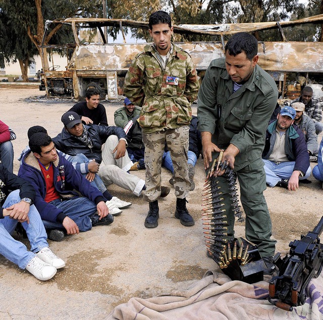 Soldaten erteilen jungen Rebellen Unterricht in Waffenkunde.  | Foto: dpa