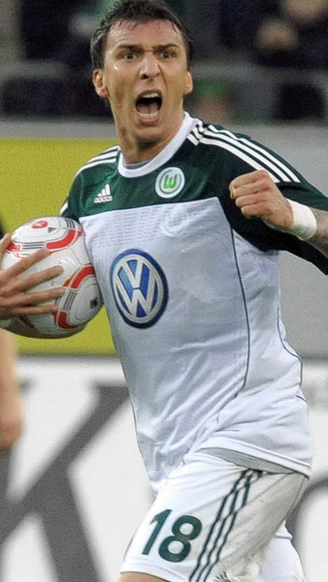 Wolfsburgs Mario Mandzukic bejubelt seinen Treffer zum 1:1.   | Foto: dpa