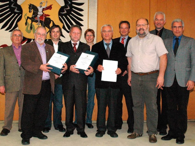 Landrat Frank Scherer (Vierter von rec...Markus Vollmer (rechts) aus Ortenberg.  | Foto: Landratsamt