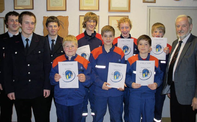 Broggingens Kommandant Nico Ackermann,...stolzen Brogginger Feuerwehrnachwuchs.  | Foto: Marion Domann