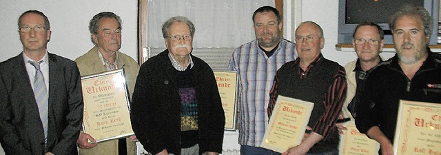 SVK-Vorsitzender Martin Maier konnte  ...lle 40 Jahre) auszeichnen (von links).  | Foto: BZ