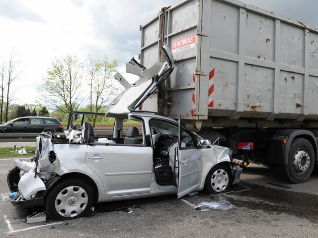 Dieses Auto wurde unter einen Lkw gesc... um den verletzten Fahrer zu befreien.  | Foto: Patrick Seeger