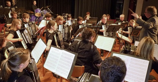 Das Akkordeon-Orchester Endingen-Rhein...ngs am Samstag im Endinger Brgerhaus.  | Foto: Christa Hlter-Hassler