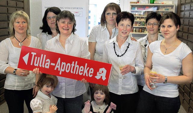 Die neue Inhaberin der Tulla-Apotheke ...t ihrem Team und ihren beiden Kindern.  | Foto: Jrg Schimanski
