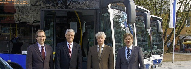 Thomas Lang, Leiter der Weiler SWEG-Ni...reuen sich ber die drei neuen Busse.   | Foto: SENF