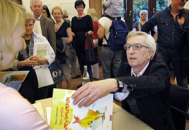 Anstehen fr eine hchstpersnliche Zeichnung von Peter Gaymann.  | Foto: Dorothee Philipp